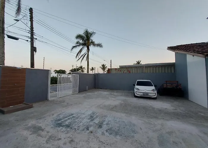 Suítes a 50m praia do SESC BERTIOGA, Ar condicionado, TV, WIFI, estacionamento, saída 15h